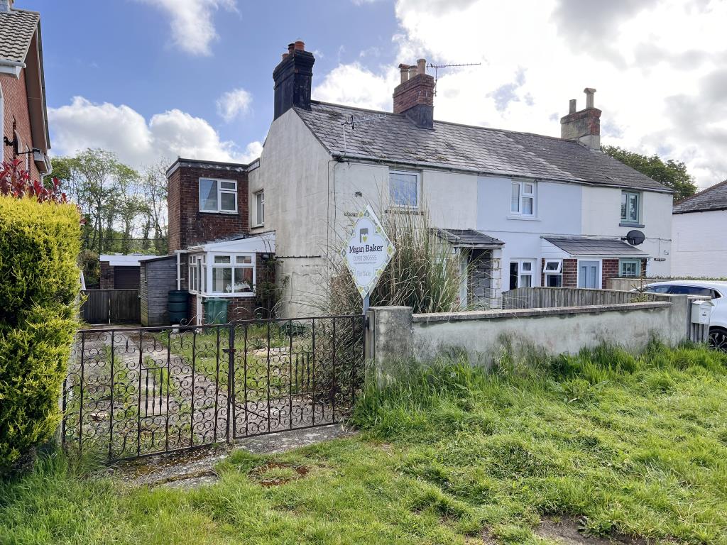Lot: 134 - SEMI-RURAL COTTAGE FOR IMPROVEMENT - Painted end terrace cottage with enclosed front garden and gates